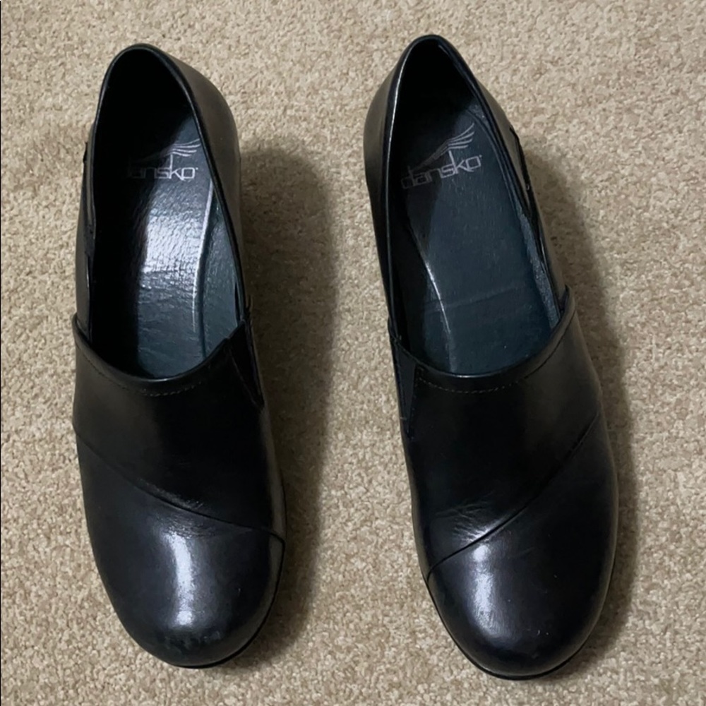 Size 39 Dansko women’s dress shoes.